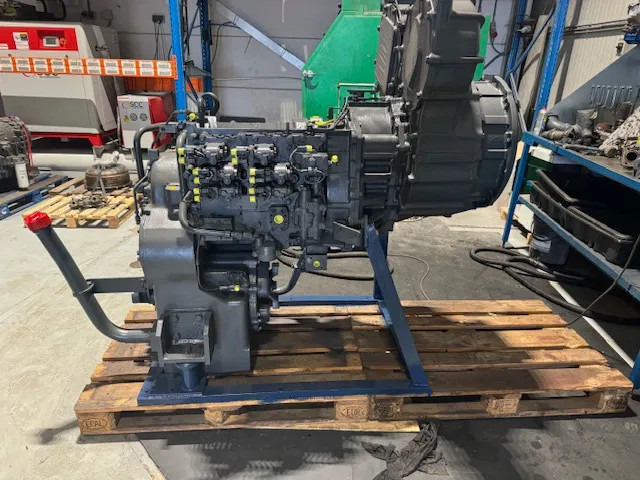 Komatsu Grader GD825A-2 WA500-6 - Gearbox: picture 2 Komatsu Grader GD825A-2 WA500-6 - Gearbox: picture 2