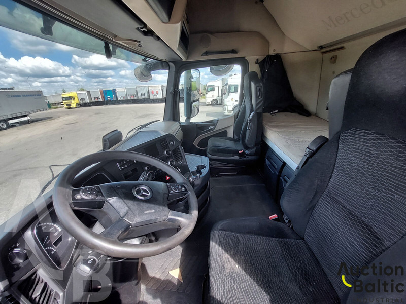 Curtainsider truck Mercedes-Benz Actros: picture 6