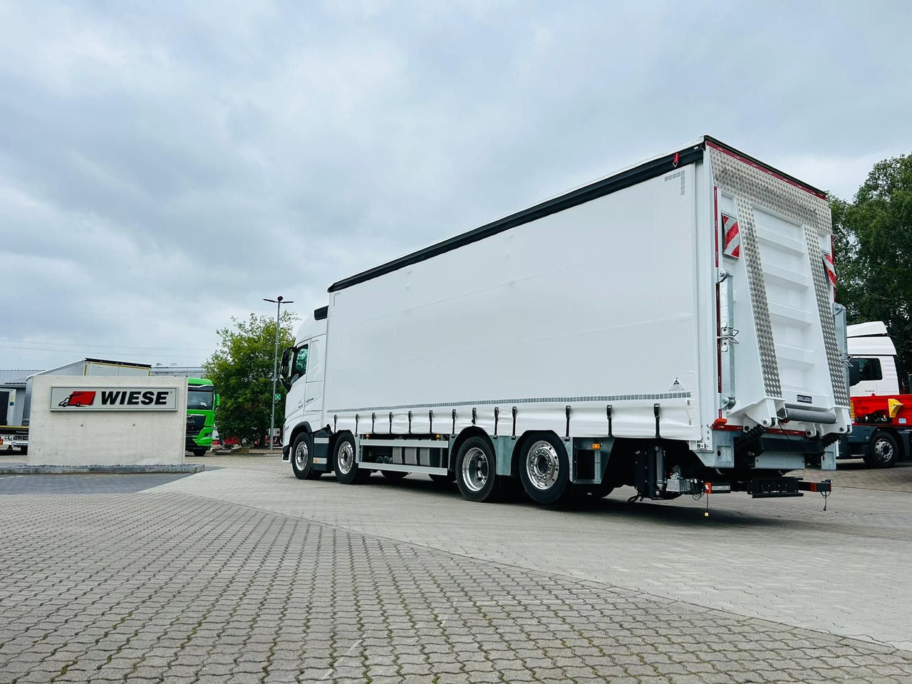 Volvo FH 500 8x2 Arbeitsbühnen Transporter LBW 9t - Curtainsider truck: picture 2 Volvo FH 500 8x2 Arbeitsbühnen Transporter LBW 9t - Curtainsider truck: picture 2
