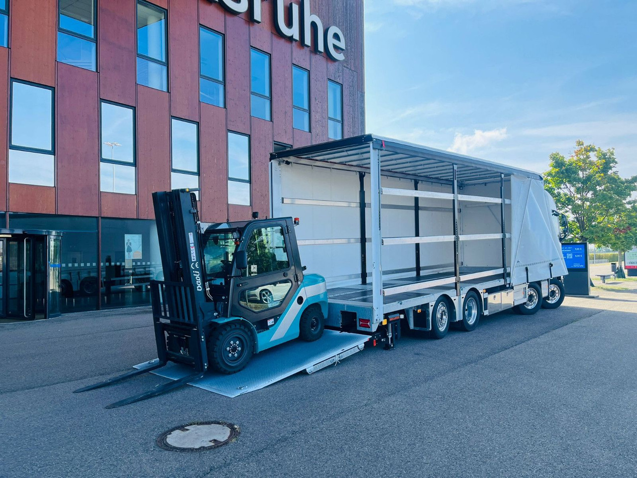 Volvo FH 500 8x2 Arbeitsbühnen Transporter LBW 9t - Curtainsider truck: picture 1 Volvo FH 500 8x2 Arbeitsbühnen Transporter LBW 9t - Curtainsider truck: picture 1