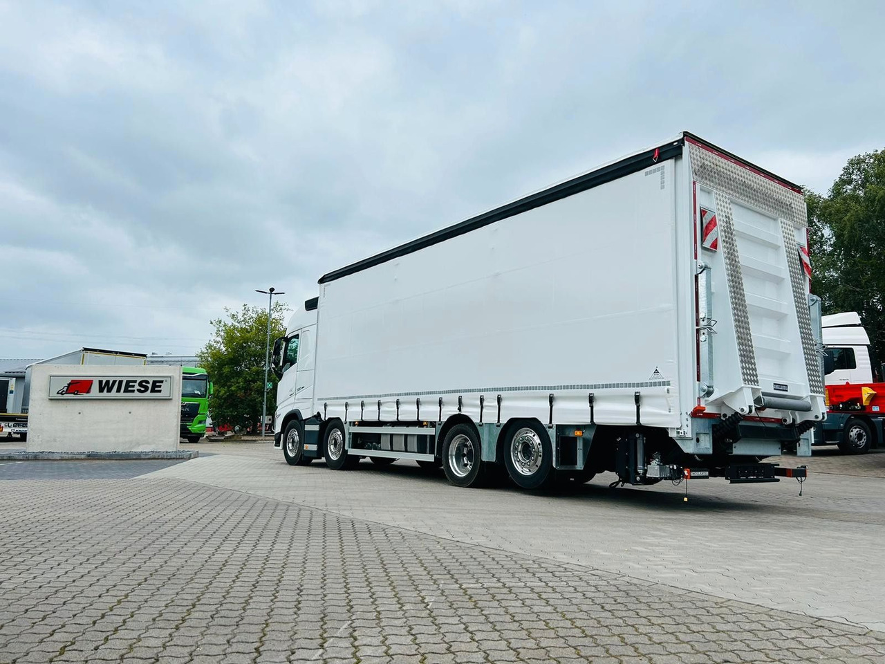 Volvo FH 500 Gabelstaplertransporter LBW Dhollandia 9t - Curtainsider truck: picture 3 Volvo FH 500 Gabelstaplertransporter LBW Dhollandia 9t - Curtainsider truck: picture 3