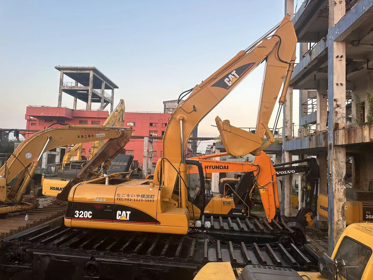 CATERPILLAR 320C - Amphibious excavator: picture 2 CATERPILLAR 320C - Amphibious excavator: picture 2