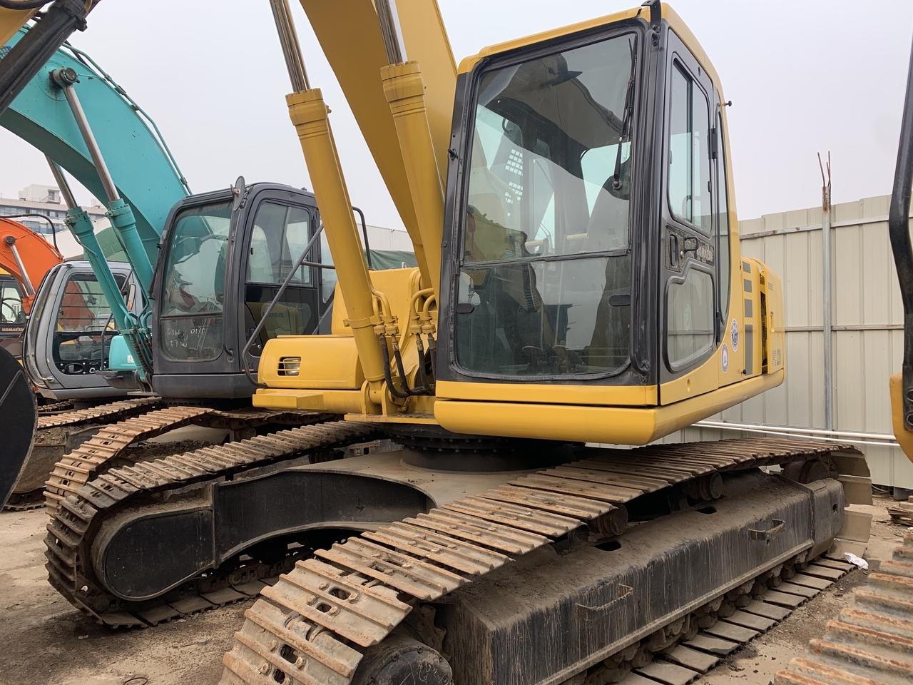 KOMATSU PC220-6E - Crawler excavator: picture 2 KOMATSU PC220-6E - Crawler excavator: picture 2