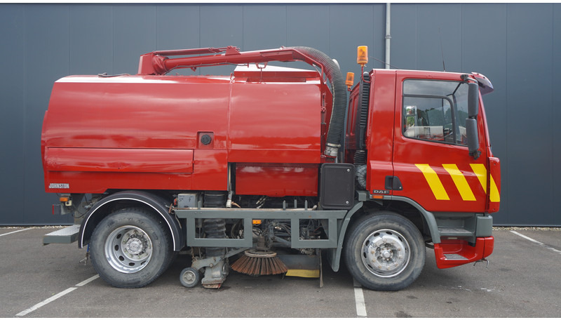 DAF 65.180 ATI STREET SWEPER RH DRIVE MANUAL GARBOX 96.000KM - Road sweeper: picture 2 DAF 65.180 ATI STREET SWEPER RH DRIVE MANUAL GARBOX 96.000KM - Road sweeper: picture 2