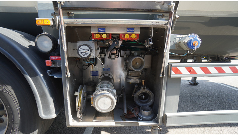 Schrader 3 AXLE ADR CHEMIE TANK TRAILER 40.000LTR - Tank semi-trailer: picture 4 Schrader 3 AXLE ADR CHEMIE TANK TRAILER 40.000LTR - Tank semi-trailer: picture 4