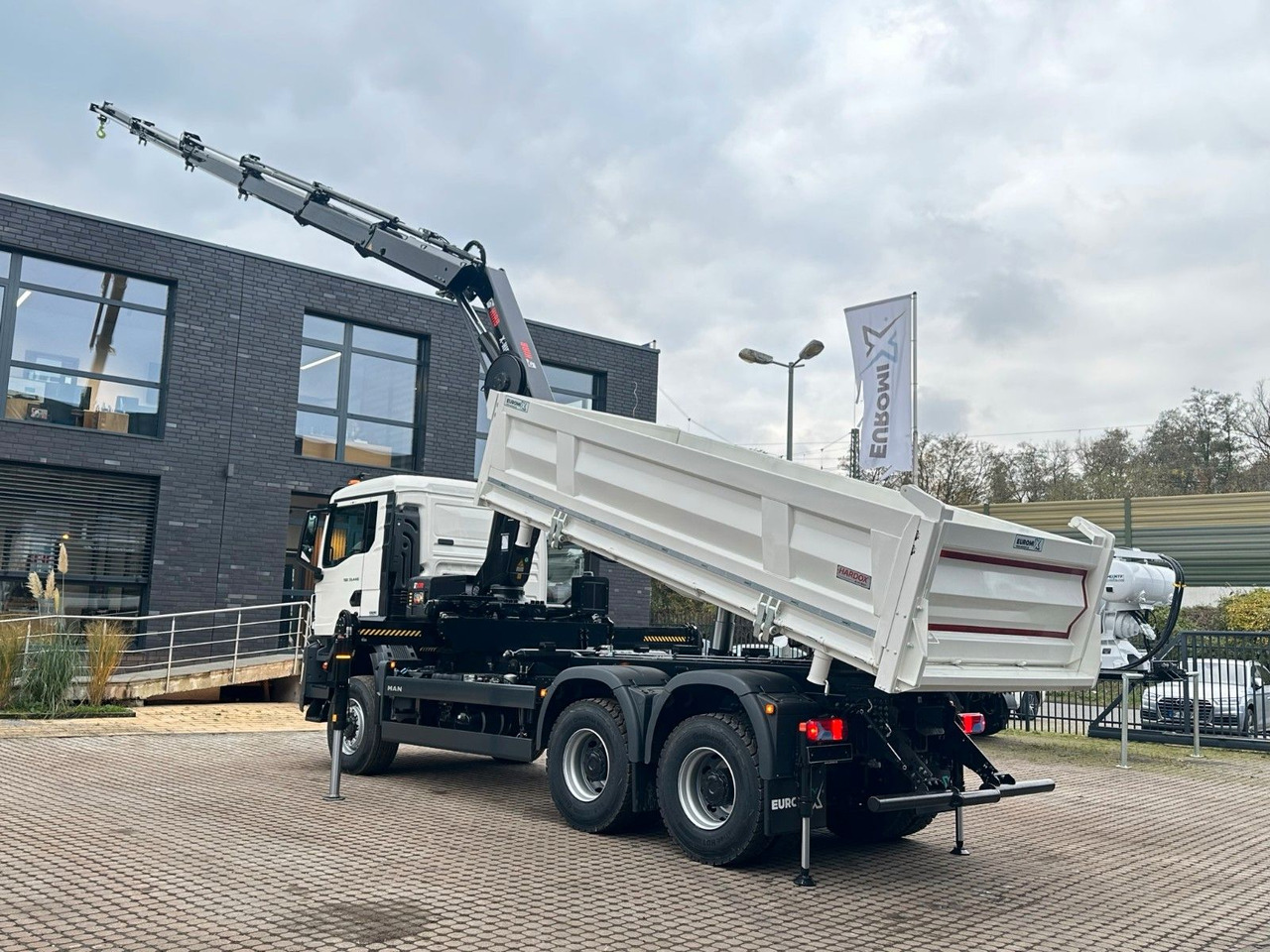 Lease a  MAN TGS 33.440 6x6 /3-Seiten- Kipper / Kran HIAB 302 MAN TGS 33.440 6x6 /3-Seiten- Kipper / Kran HIAB 302: picture 13