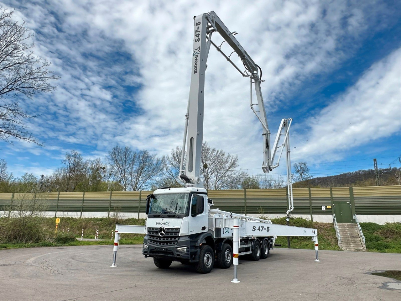 Mercedes-Benz Arocs 5 4542 8x4 SWAN TSP 47-5 160RZ ( 47m ) - Concrete pump truck: picture 3 Mercedes-Benz Arocs 5 4542 8x4 SWAN TSP 47-5 160RZ ( 47m ) - Concrete pump truck: picture 3