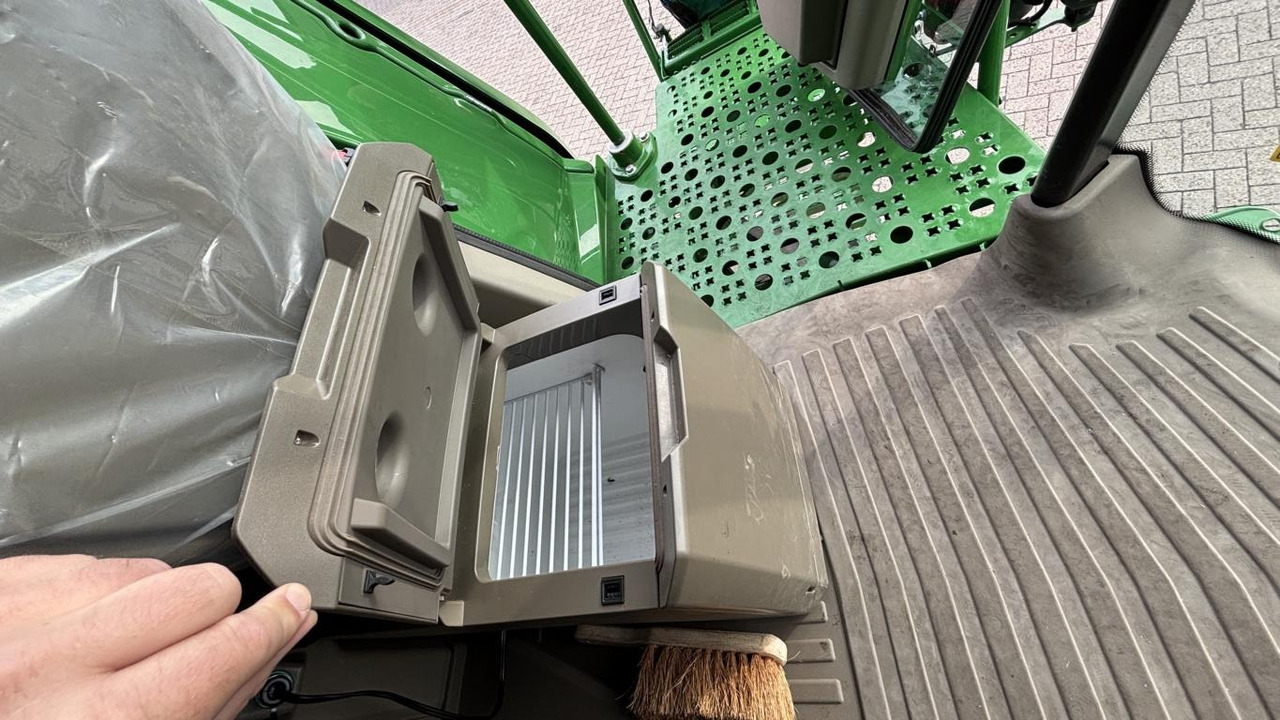 John Deere MÄHDRESCHER T5700 MY25 - Combine harvester: picture 3 John Deere MÄHDRESCHER T5700 MY25 - Combine harvester: picture 3