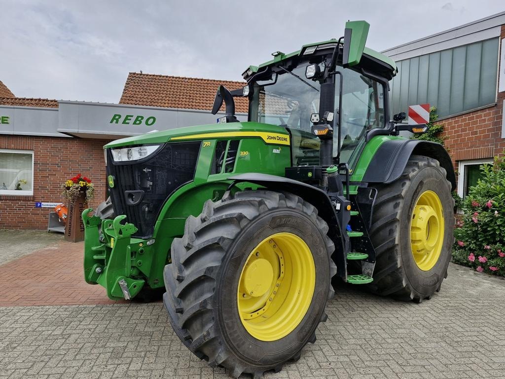 John Deere TRAKTOR 7R330 - Farm tractor: picture 1 John Deere TRAKTOR 7R330 - Farm tractor: picture 1