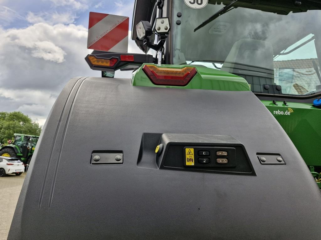 John Deere TRAKTOR 7R330 - Farm tractor: picture 2 John Deere TRAKTOR 7R330 - Farm tractor: picture 2