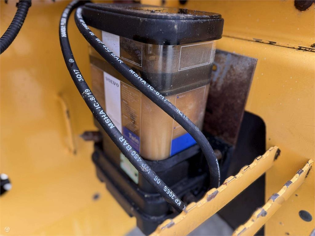 Wheel loader Volvo L 120 F , 4rd line , coupler: picture 14 Wheel loader Volvo L 120 F , 4rd line , coupler: picture 14