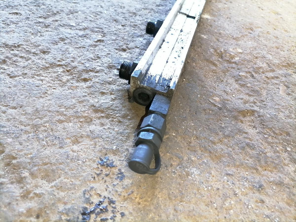 Scania Fuel mainfold 1864752 - Fuel processing/ Fuel delivery for Truck: picture 5 Scania Fuel mainfold 1864752 - Fuel processing/ Fuel delivery for Truck: picture 5