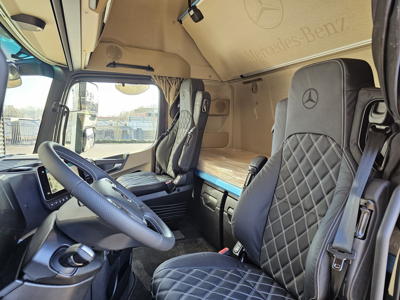 Interior photo 2: Tractor unit Mercedes-Benz ACTROS 3363 / 6x4 / !!NEW!! / RETARDER / PTO