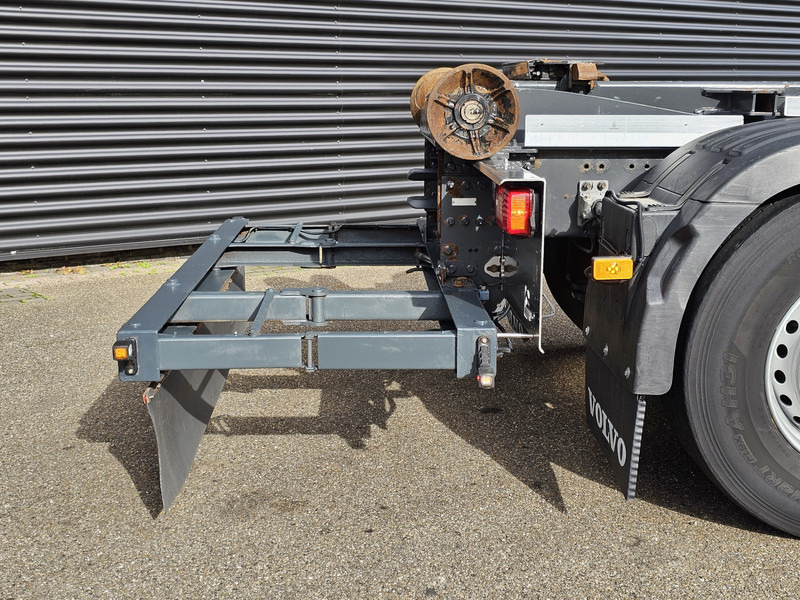 Hook lift truck, Crane truck Volvo FM 420 8x2 / HIAB HOOKLIFT + 30 t/m CRANE - KRAN: picture 12 Hook lift truck, Crane truck Volvo FM 420 8x2 / HIAB HOOKLIFT + 30 t/m CRANE - KRAN: picture 12