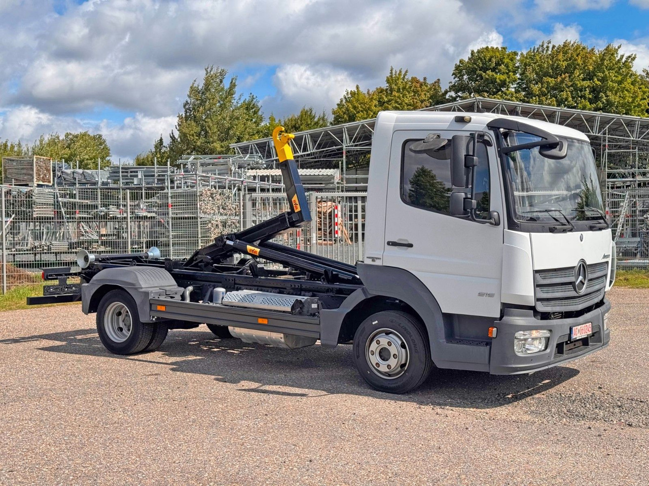 Mercedes-Benz 816 4X2 mit neuem Hyva Abroller Funk - Hook lift truck: picture 2 Mercedes-Benz 816 4X2 mit neuem Hyva Abroller Funk - Hook lift truck: picture 2