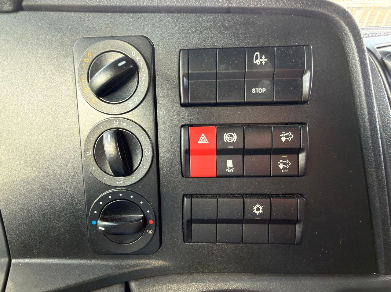 Curtain side van Mercedes-Benz 818 4X2 Pritsche & Plane & Tang Pritsche & Plane Mercedes-Benz 818 4X2 Pritsche & Plane & Tang Pritsche & Plane: picture 15