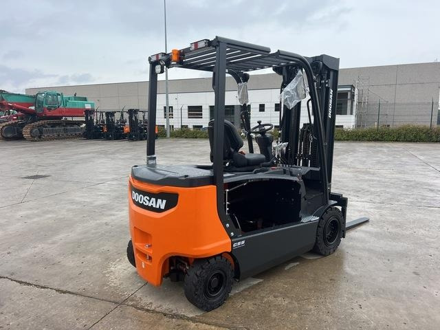 Doosan B35X-7 PLUS - Electric forklift: picture 3 Doosan B35X-7 PLUS - Electric forklift: picture 3