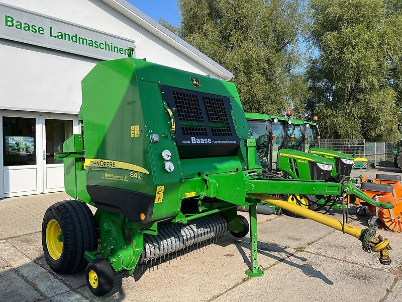 John Deere 842 HiFlow - Round baler: picture 1 John Deere 842 HiFlow - Round baler: picture 1