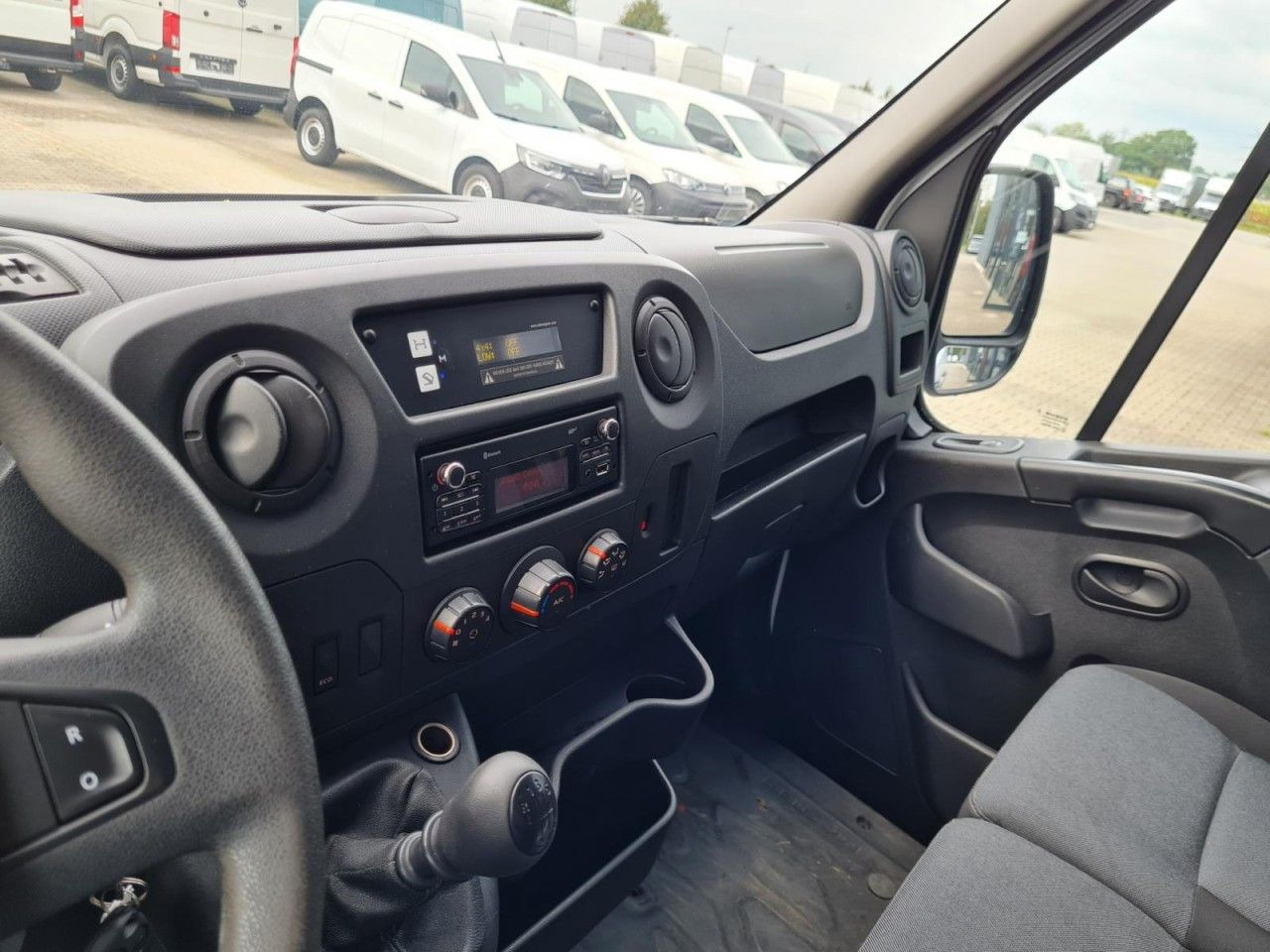 Lease a  Renault Master 35 Kasten LR Doka 6-Sitze 4x4 Allrad AHK Renault Master 35 Kasten LR Doka 6-Sitze 4x4 Allrad AHK: picture 11
