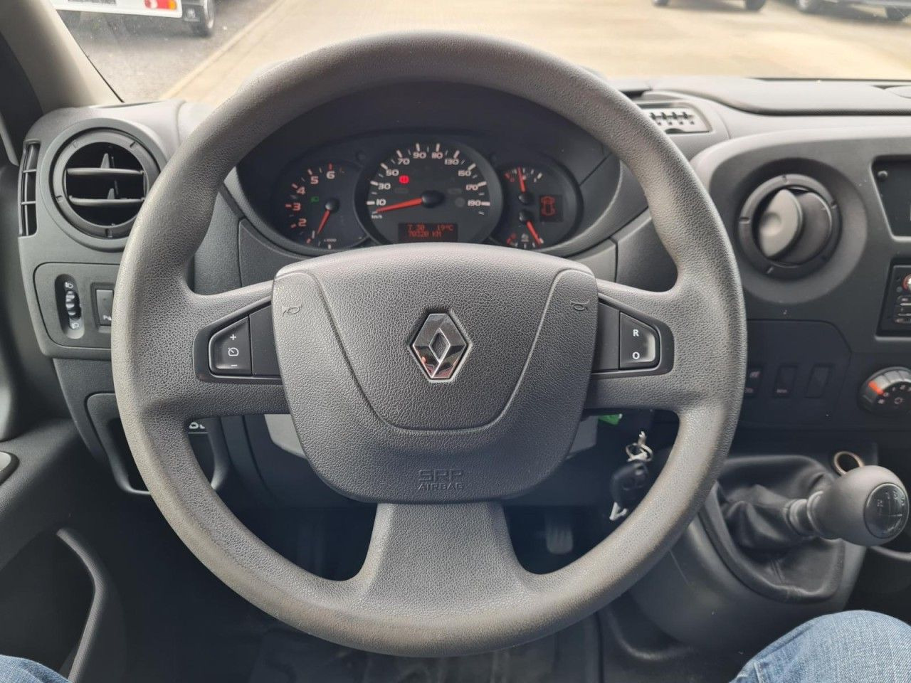 Lease a  Renault Master 35 Kasten LR Doka 6-Sitze 4x4 Allrad AHK Renault Master 35 Kasten LR Doka 6-Sitze 4x4 Allrad AHK: picture 9