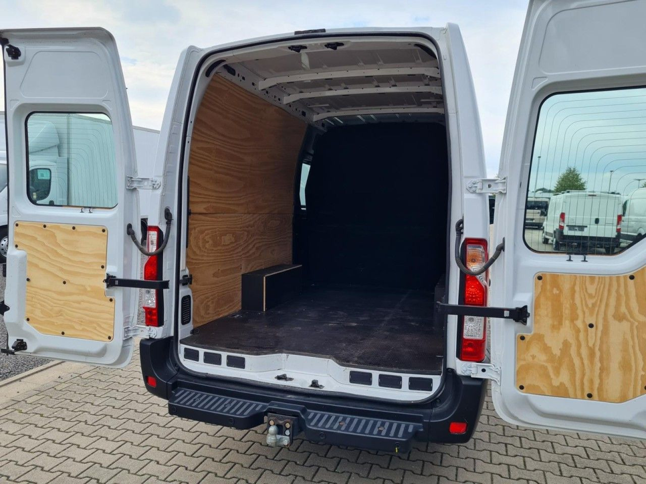 Lease a  Renault Master 35 Kasten LR Doka 6-Sitze 4x4 Allrad AHK Renault Master 35 Kasten LR Doka 6-Sitze 4x4 Allrad AHK: picture 7