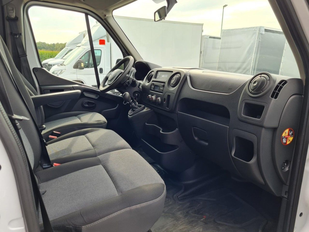 Lease a  Renault Master 35 Kasten LR Doka 6-Sitze 4x4 Allrad AHK Renault Master 35 Kasten LR Doka 6-Sitze 4x4 Allrad AHK: picture 13