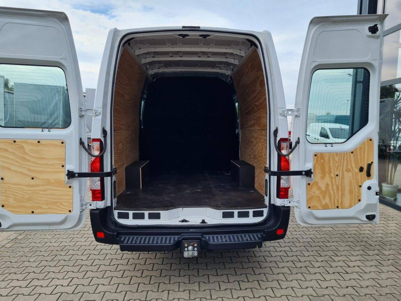 Lease a  Renault Master 35 Kasten LR Doka 6-Sitze 4x4 Allrad AHK Renault Master 35 Kasten LR Doka 6-Sitze 4x4 Allrad AHK: picture 16