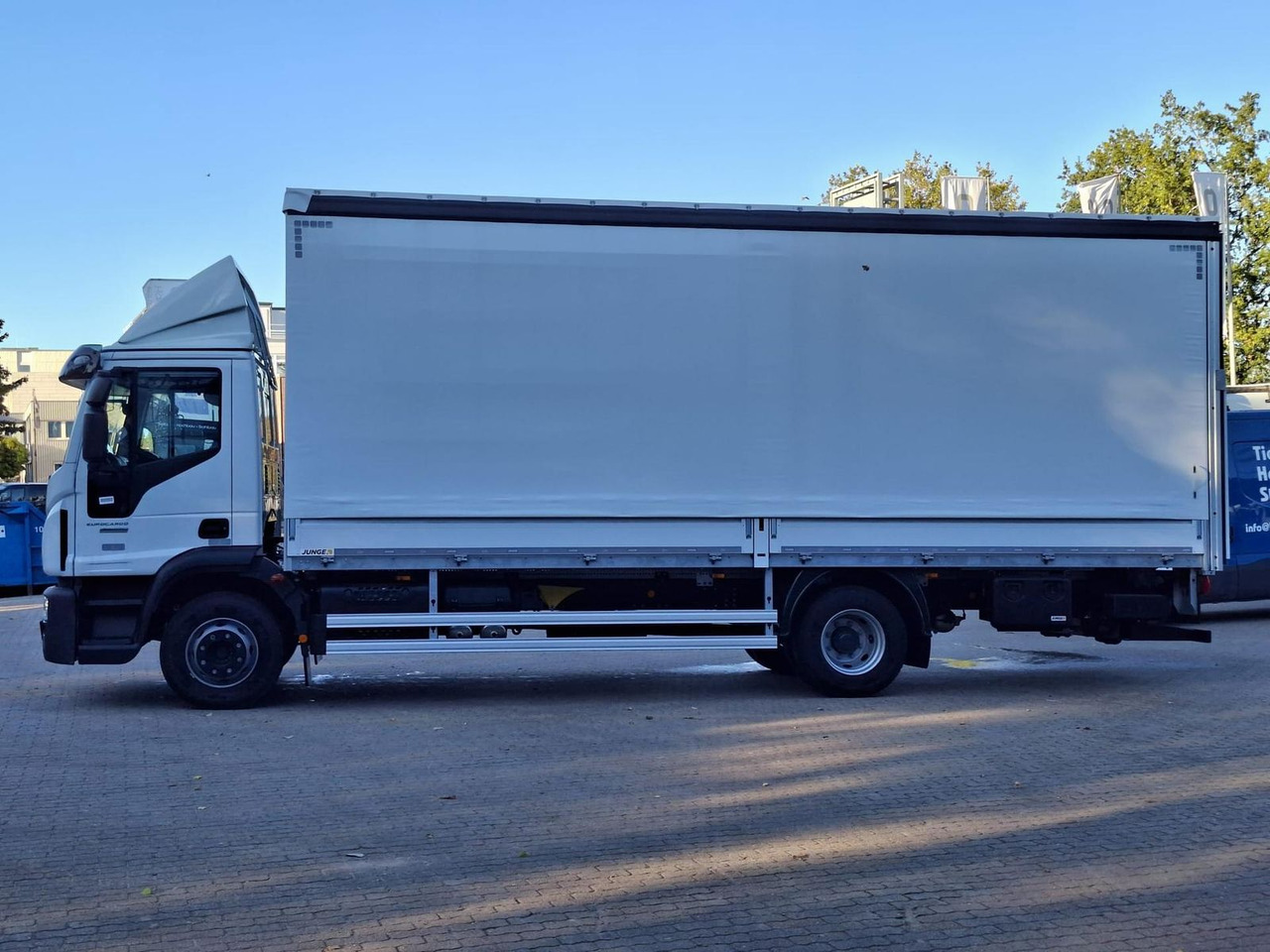 Iveco ML120E25/P JUNGE KOFFER LBW 1,5t AHK 185 kW (... - Truck: picture 2 Iveco ML120E25/P JUNGE KOFFER LBW 1,5t AHK 185 kW (... - Truck: picture 2