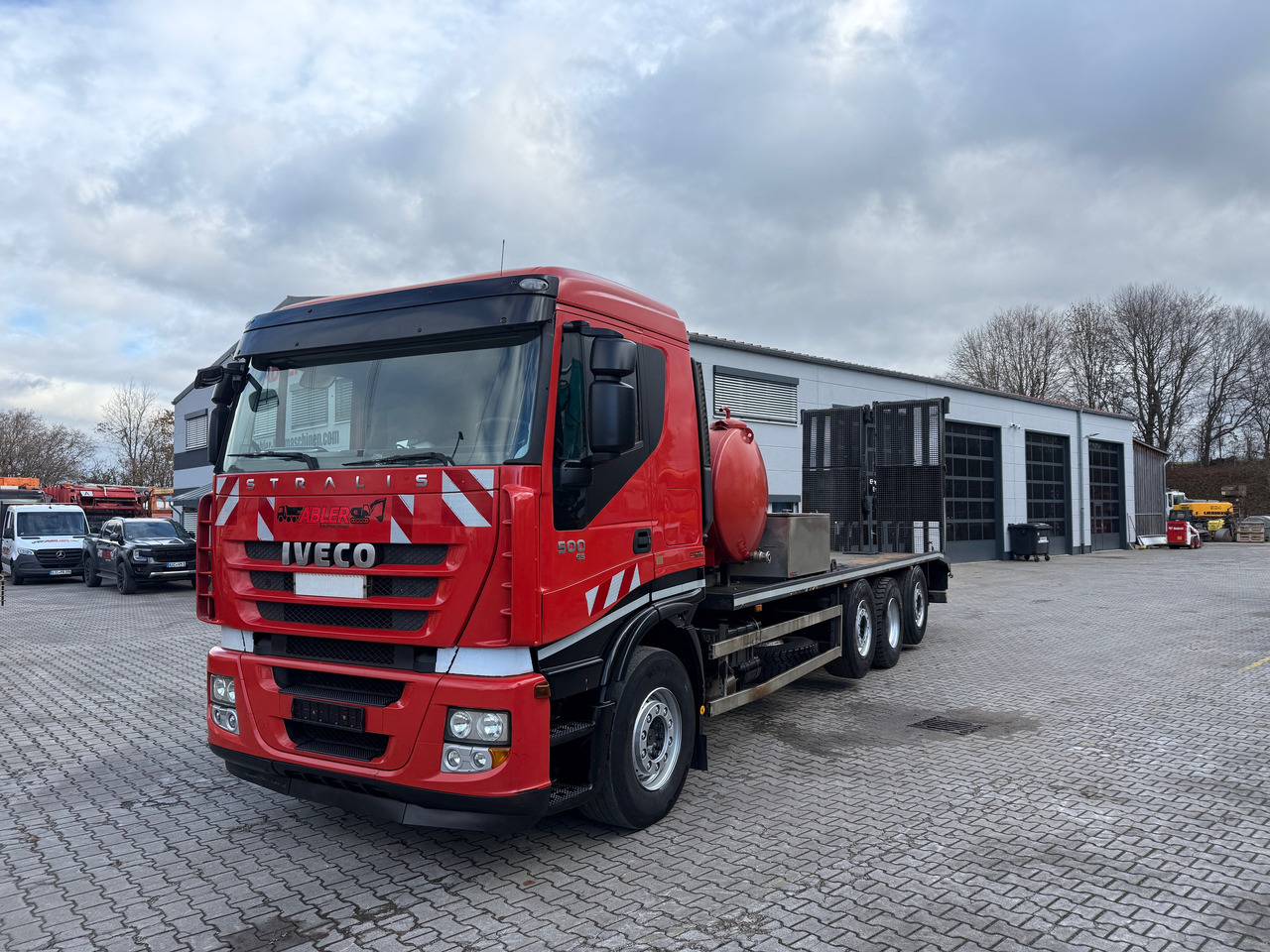 Iveco 4-Achs Baumaschinentransporter hydr. Rampe - Autotransporter truck: picture 2 Iveco 4-Achs Baumaschinentransporter hydr. Rampe - Autotransporter truck: picture 2