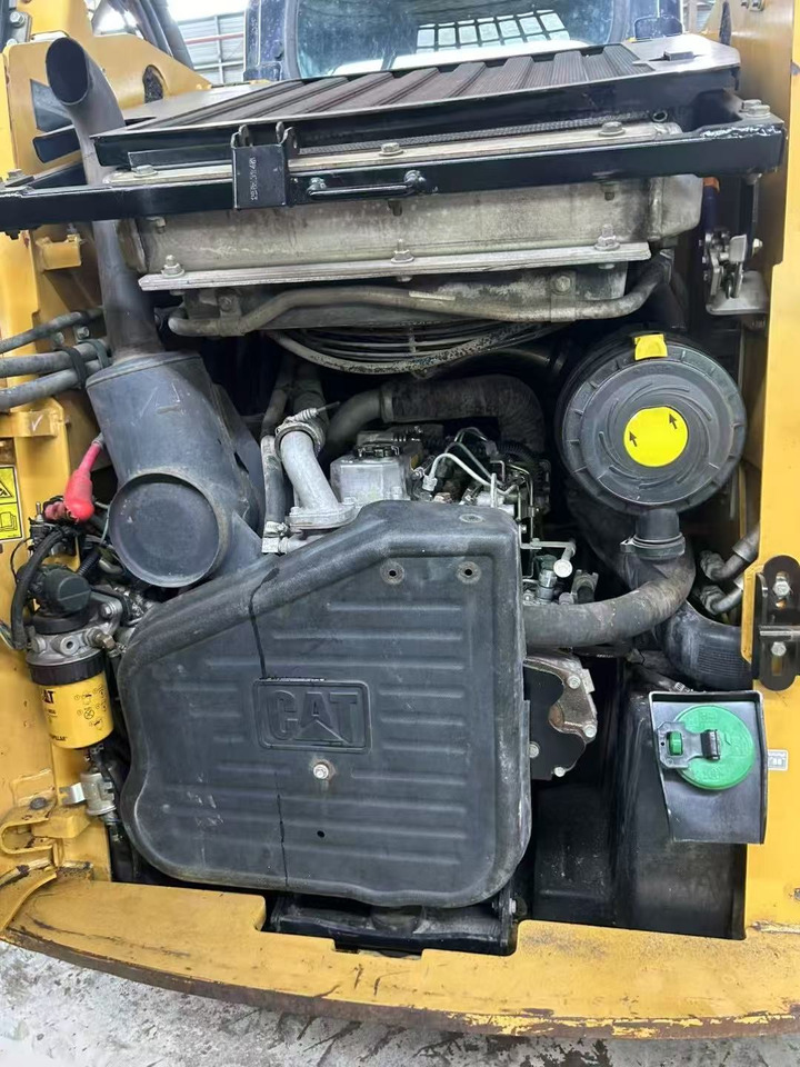 Skid steer loader Caterpillar 246C: picture 7