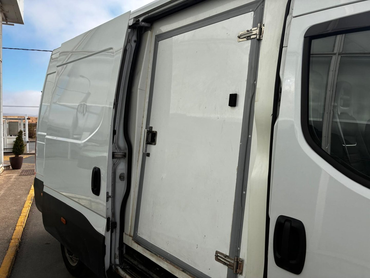 Refrigerated van Frigorífico IVECO 35S16 V FRIGORÍFICA 12m3: picture 8