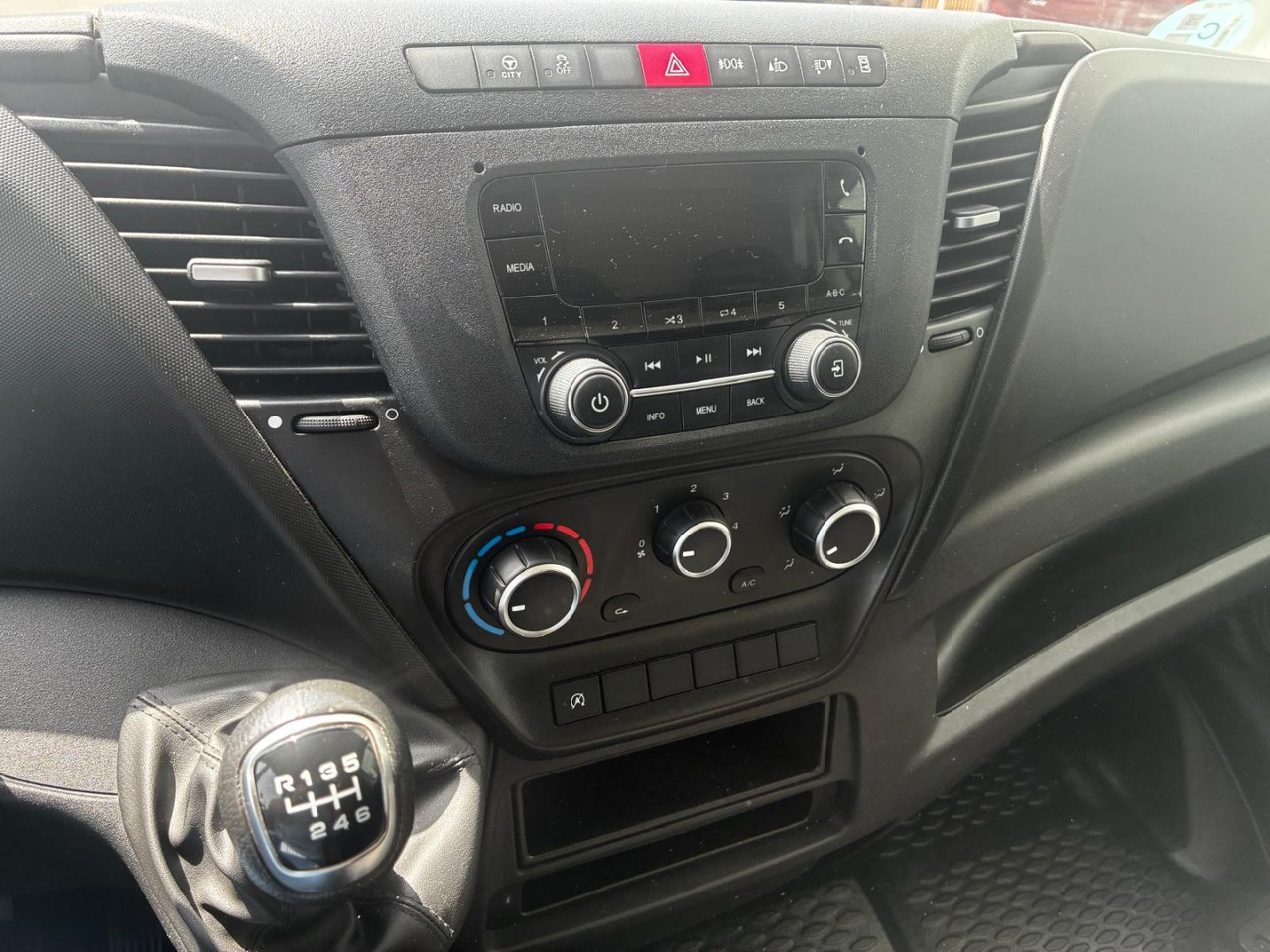 Panel van Furgón IVECO 35S14 V 12m3: picture 11