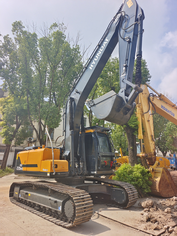 HYUNDAI 220 WITH 4 CAMERAS REVIEW REVERSE HX220HD HX225HD 220LC-9S - Crawler excavator: picture 3 HYUNDAI 220 WITH 4 CAMERAS REVIEW REVERSE HX220HD HX225HD 220LC-9S - Crawler excavator: picture 3