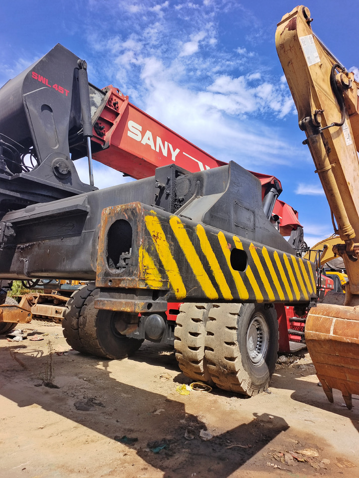 SANY SRSC45C23 - Reach stacker: picture 3 SANY SRSC45C23 - Reach stacker: picture 3