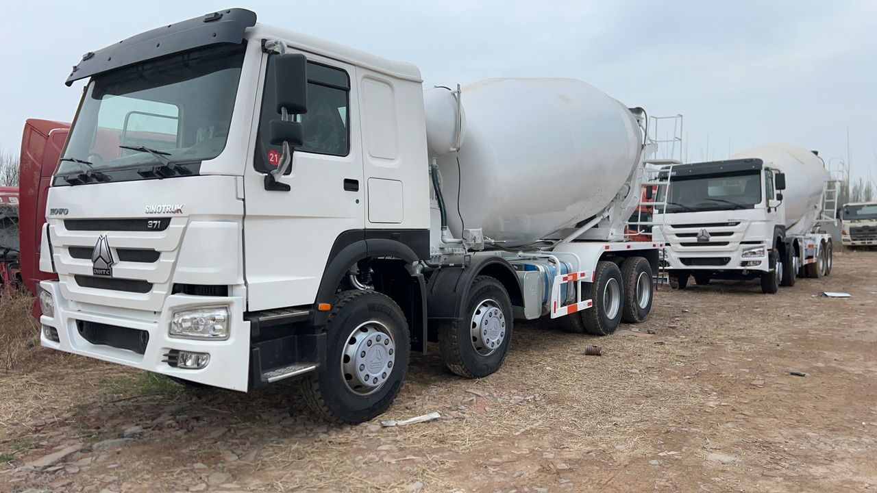SINOTRUK HOWO 8*4 12 tires 16 CBM - Concrete mixer truck: picture 1 SINOTRUK HOWO 8*4 12 tires 16 CBM - Concrete mixer truck: picture 1