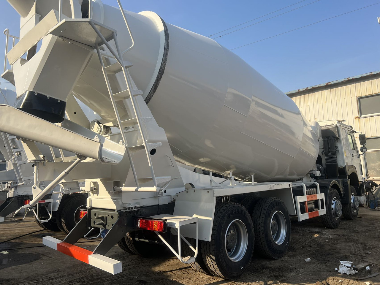 SINOTRUK HOWO 8*4 12 tires 16 CBM - Concrete mixer truck: picture 2 SINOTRUK HOWO 8*4 12 tires 16 CBM - Concrete mixer truck: picture 2