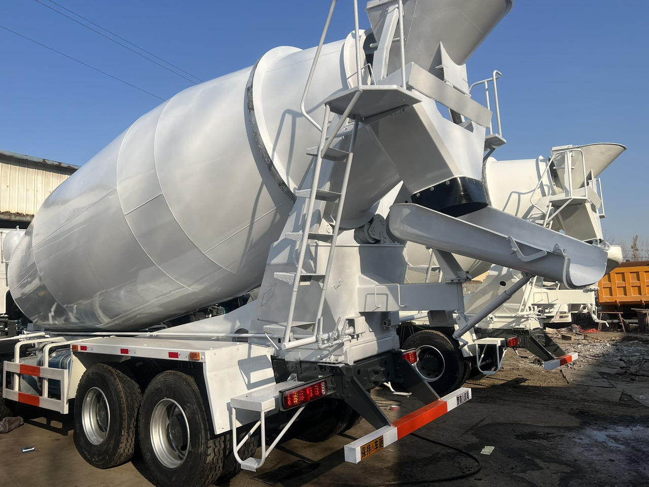SINOTRUK HOWO 8*4 12 tires 16 CBM - Concrete mixer truck: picture 5 SINOTRUK HOWO 8*4 12 tires 16 CBM - Concrete mixer truck: picture 5