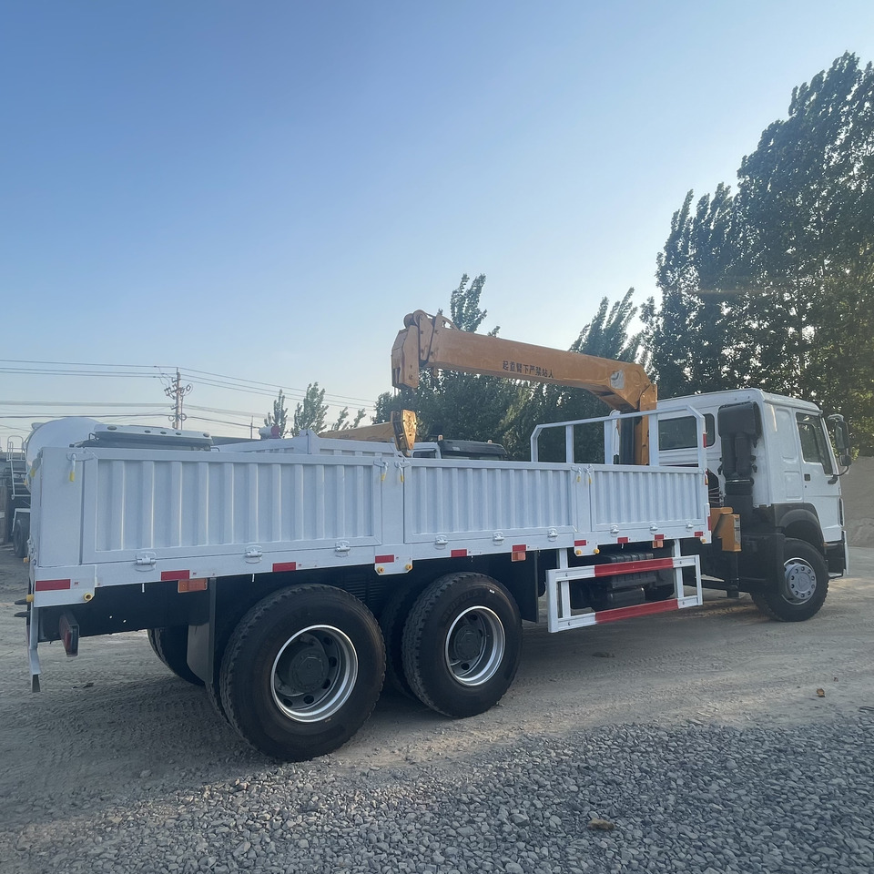 SINOTRUK HOWO 8 TON TRUCK MOUNTED CRANE - Crane truck: picture 1 SINOTRUK HOWO 8 TON TRUCK MOUNTED CRANE - Crane truck: picture 1