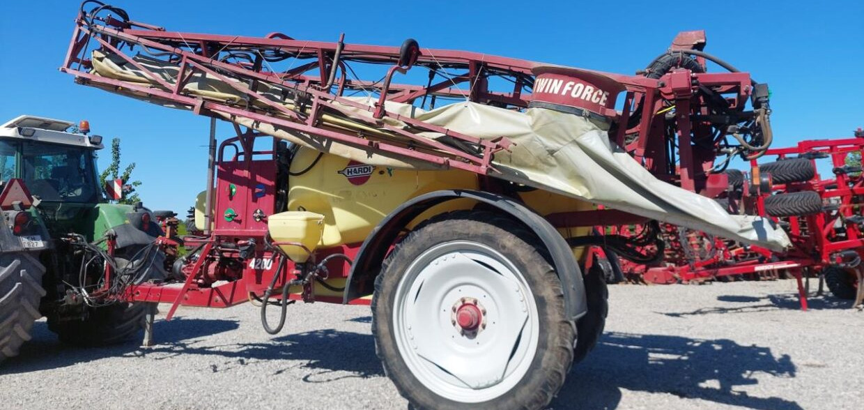 Hardi Commander Plus 4200 - 28m Twin - Trailed sprayer: picture 1 Hardi Commander Plus 4200 - 28m Twin - Trailed sprayer: picture 1