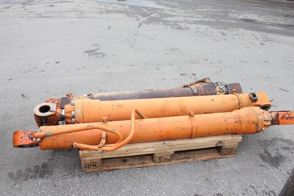 Hitachi FH 220 LC - Hydraulic cylinder for Construction machinery: picture 1 Hitachi FH 220 LC - Hydraulic cylinder for Construction machinery: picture 1