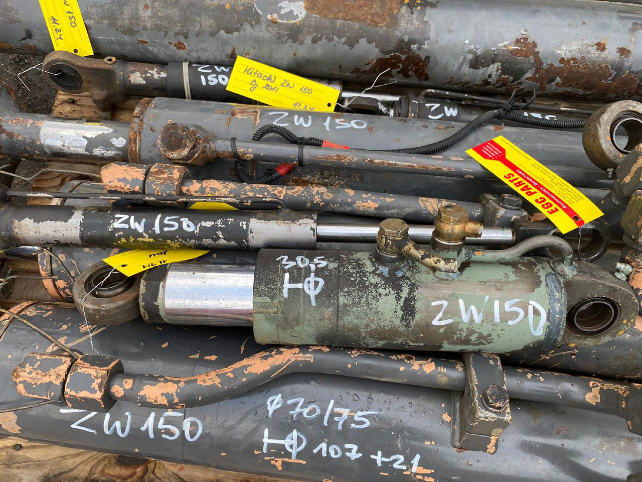 Hitachi ZW 150 - Hydraulic cylinder for Construction machinery: picture 3 Hitachi ZW 150 - Hydraulic cylinder for Construction machinery: picture 3