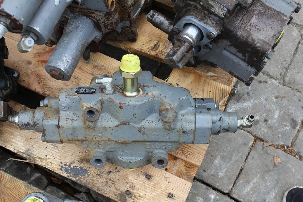 Hitachi ZW 310 - Hydraulic valve for Construction machinery: picture 2 Hitachi ZW 310 - Hydraulic valve for Construction machinery: picture 2