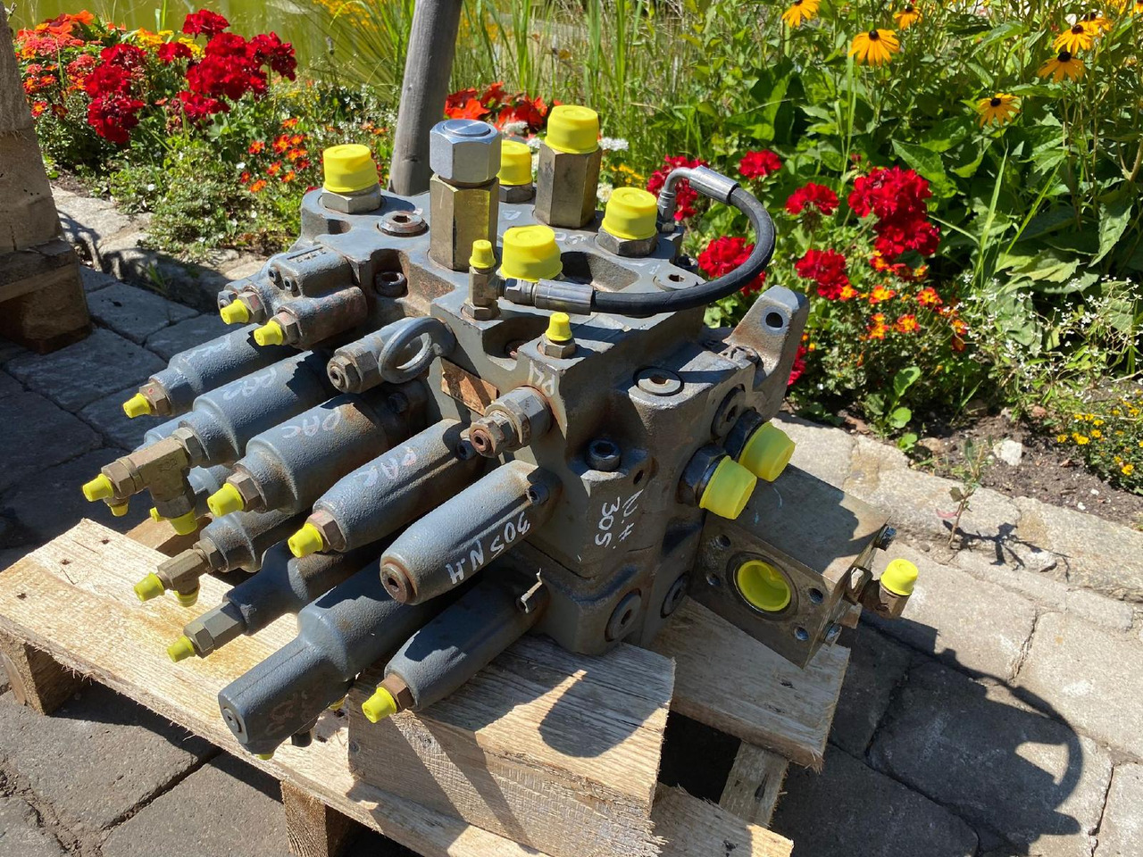 Holland E 305 - Hydraulic valve for Construction machinery: picture 2 Holland E 305 - Hydraulic valve for Construction machinery: picture 2