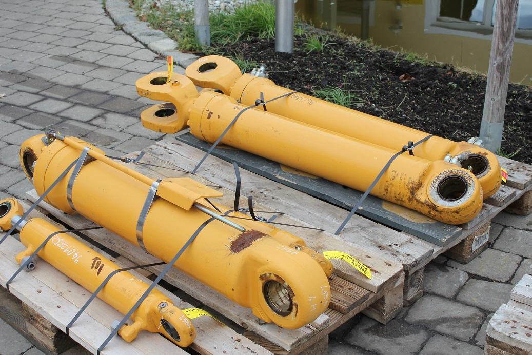 Liebherr L 556 - Hydraulic cylinder for Construction machinery: picture 1 Liebherr L 556 - Hydraulic cylinder for Construction machinery: picture 1