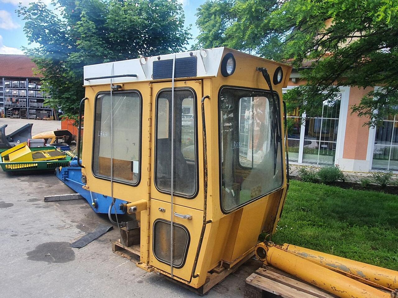 Liebherr LR 631 - Cab for Crawler loader: picture 3 Liebherr LR 631 - Cab for Crawler loader: picture 3