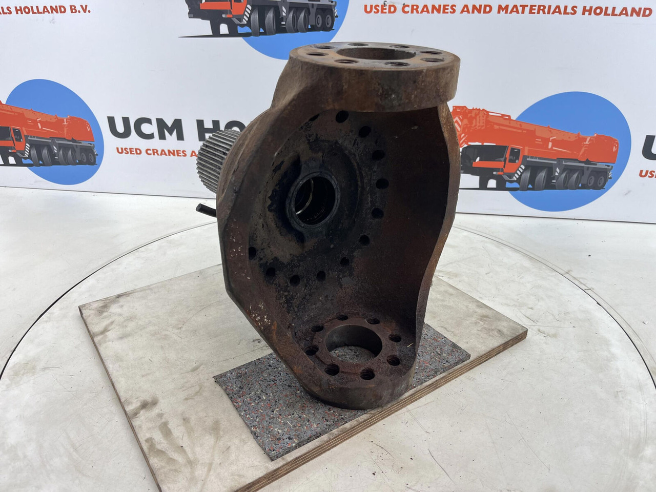 Krupp KMK 5100 Steering knuckle 16 holes axle 1 - Steering knuckle for Mobile crane: picture 4 Krupp KMK 5100 Steering knuckle 16 holes axle 1 - Steering knuckle for Mobile crane: picture 4