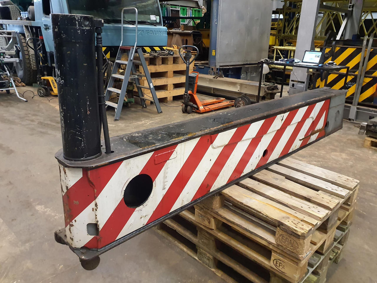 Liebherr LTM 1080-1 sliding beam complete front - Suspension for Crane: picture 2 Liebherr LTM 1080-1 sliding beam complete front - Suspension for Crane: picture 2