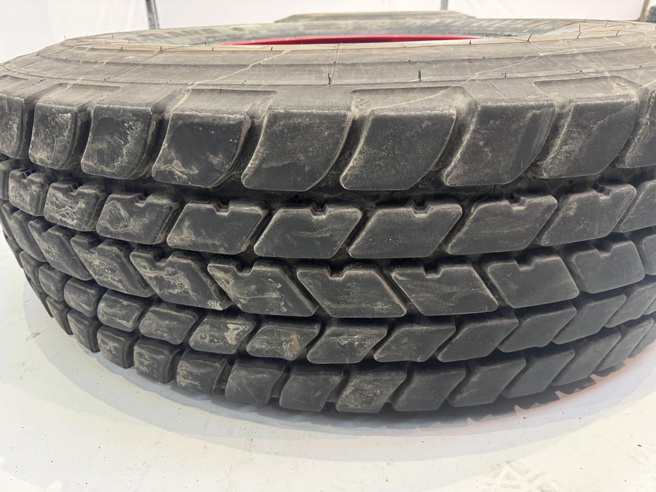 Michelin Wheel 445/95R25 10 12 1p - Wheel and tire package for Crane: picture 3 Michelin Wheel 445/95R25 10 12 1p - Wheel and tire package for Crane: picture 3