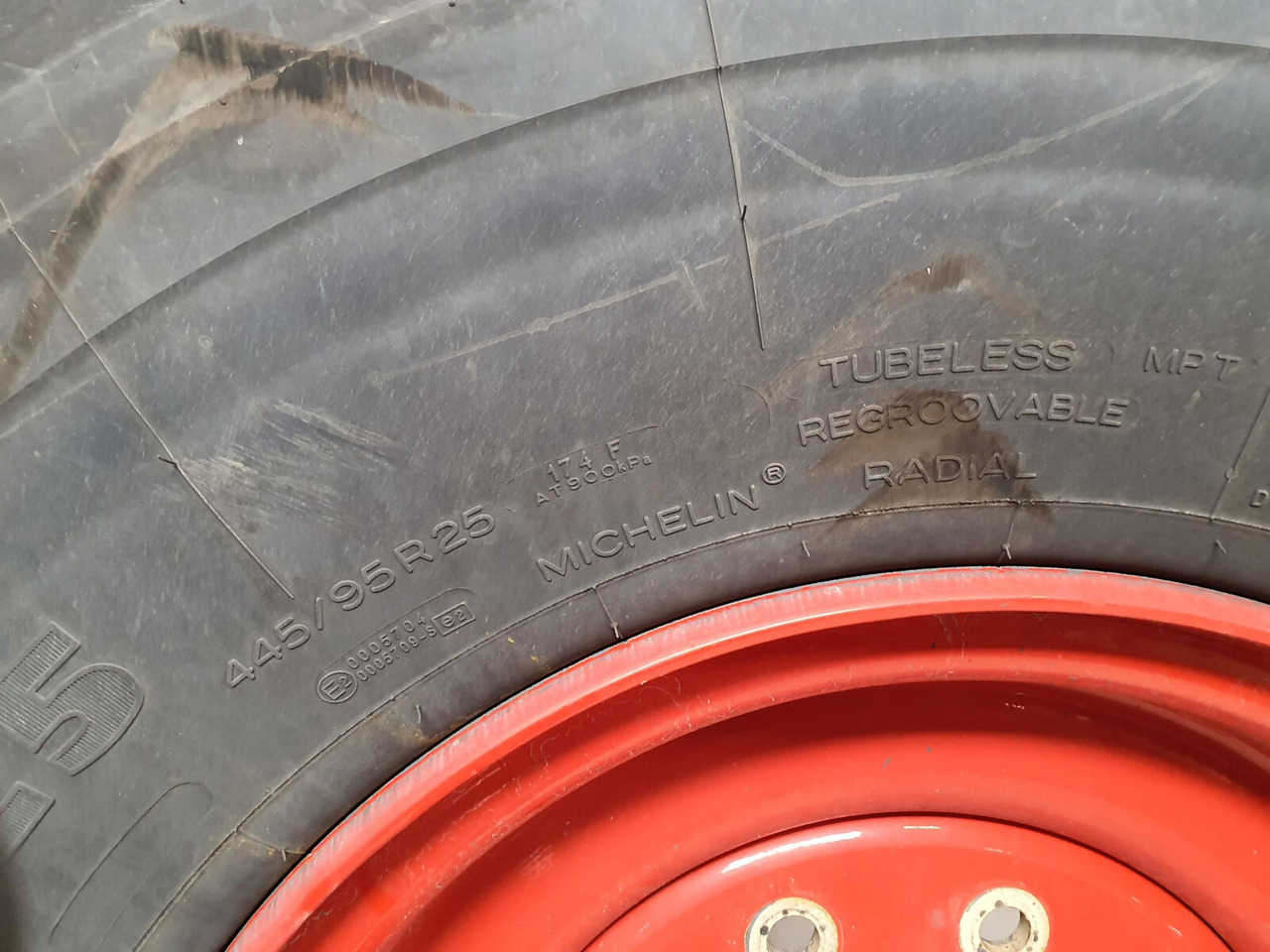 Michelin Wheel 445/95R25 10 12 1p - Wheel and tire package for Crane: picture 5 Michelin Wheel 445/95R25 10 12 1p - Wheel and tire package for Crane: picture 5