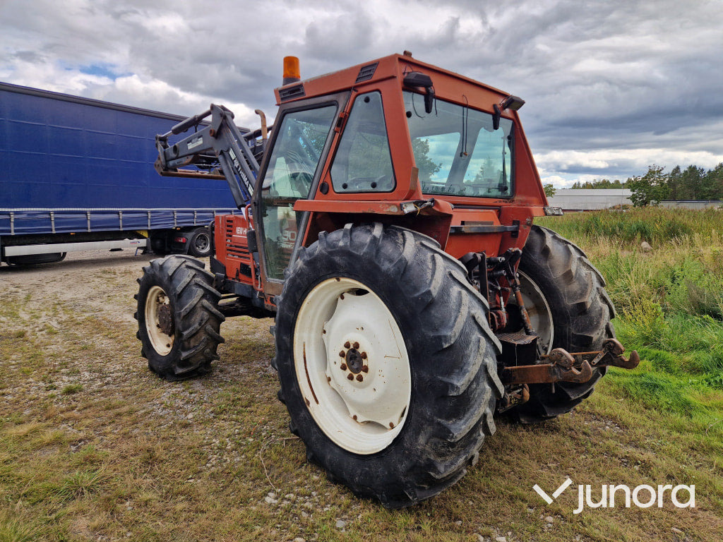Lastartraktor New Holland 110-90 - Farm tractor: picture 4 Lastartraktor New Holland 110-90 - Farm tractor: picture 4